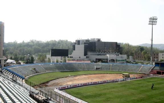 Qemal Stafa - Kurve, im Hintergrund das Luxushotel 'Sheraton'