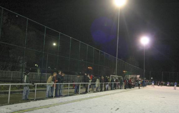 Dillstadion (Kunstrasen) - L&auml;ngsseite mit Pseudostufe
