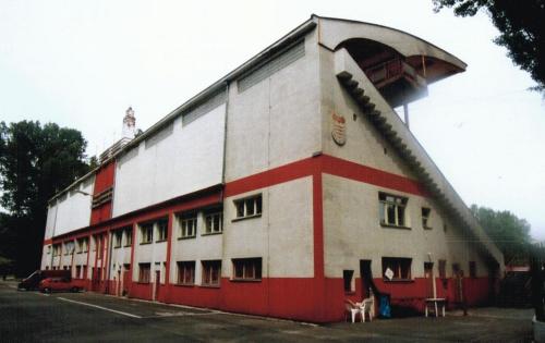 tadi&oacute;n tiavničky - Haupttrib&uuml;ne R&uuml;ckansicht