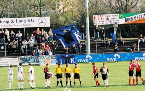 Stadion am Hessenhaus - Gegenseite mit G�stefans beim Intro
