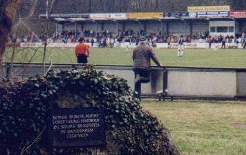 Stadion Schlo&szlig;blick - Blick �ber den Gedenkstein Richtung Platz