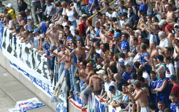 Westfalenstadion - Da ist die Welt schon in Ordnung: G&auml;ste feiern das 0:1