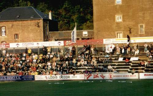Stade de la Frontiere - Gegenseite Detail mit G&auml;stefans (links) und Heimfans (rechts)