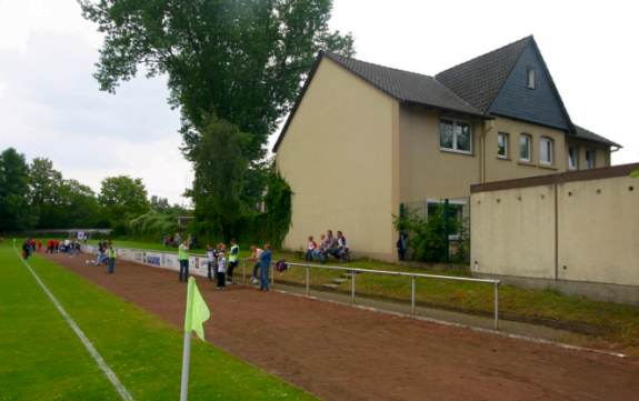 Sportplatz an der Kirchstra&szlig;e - L&auml;ngsseite