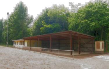 Sportplatz an der Kirchstra&szlig;e - Ascheplatz mit Unterstand
