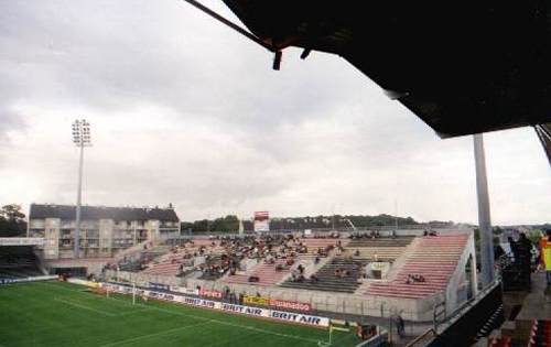 Stade Roudourou - Hintertortrib&uuml;ne mit G&auml;stebereich