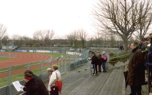 Frankenstadion - Blick auf den Hintertorbereich von den Stufen neben der Trib�ne