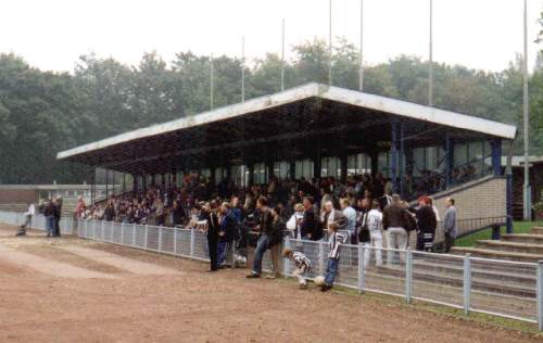 Friedrich-Ludwig-Jahn-Stadion - besetzte Trib�ne