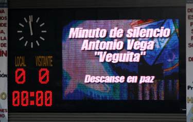 Estadio Municipal de Chap&iacute;n - Anzeige zur Schweigeminute