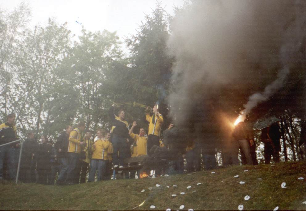 Stadion an der Bresserberger Stra&szlig;e - Ausw&auml;rtsfans im selbsterzeugten Nebel