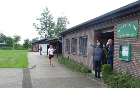 Sportplatz im Z�unchen