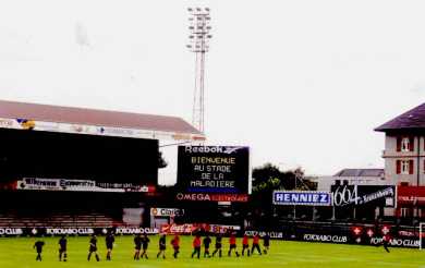 Stade de la Maladiere - Anzeigetafel Begr&uuml;&szlig;ung