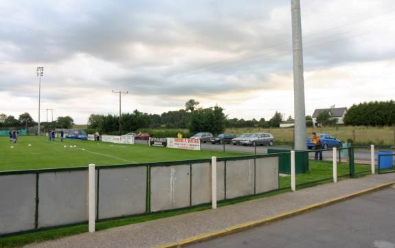 Station Road - Gegenseite mit Parkpl&auml;tzen