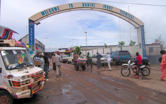 Banjul - Einfahrt zum F&auml;hrhafen