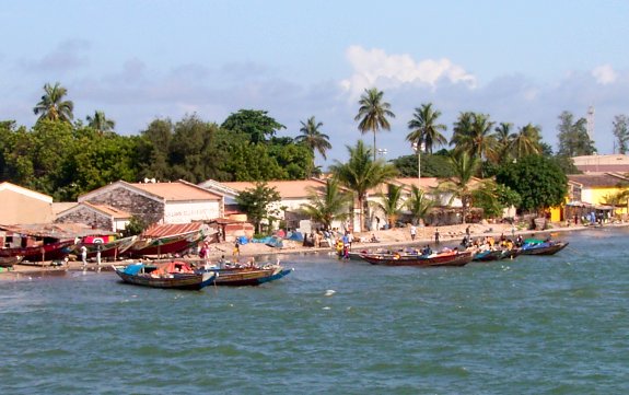Banjul - Blick von der F&auml;hre auf den Strand