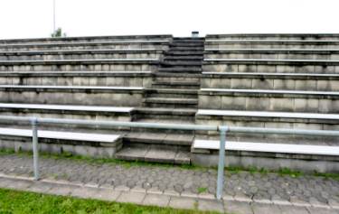 Stadion am F&uuml;nften - Stufen mit Treppe neben der Trib&uuml;ne