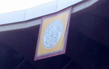 Estadio Olimpico Sevilla - und Celtic-Fahne gegen�ber