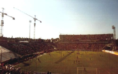Waldstadion - Blick ins Rund bei Gegenlicht