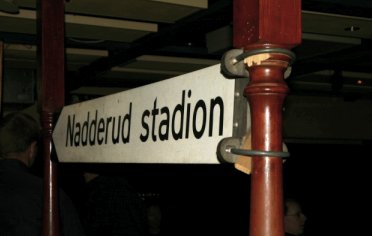 Nadderud - Hinweisschild im Onkel Blaa, der Vereinskneipe von Stab&aelig;k