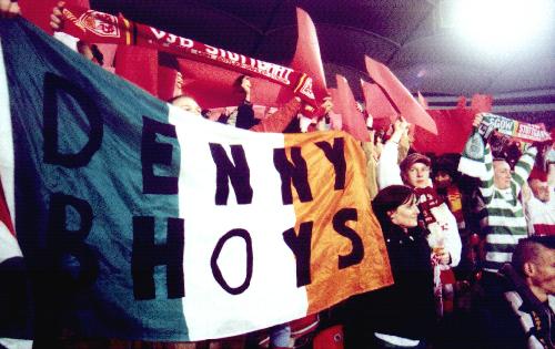 Gottlieb-Daimler-Stadion - Die ganze Cannst&auml;dter Kurve wird von einer VfB-Choreographie beherrscht. Die ganze Cannst&auml;dter Kurve?