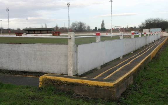 Noose Lane - Hintertorbereich und 'Bush&auml;uschen' auf der Gegenseite