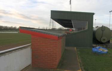 Noose Lane - 'Bush&auml;uschen' und Trainerb&auml;nke