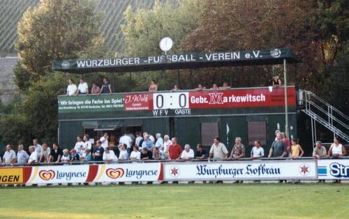 Sepp-Endres-Sportanlage - Kiosk, Anzeigtafel und Mini-Trib&uuml;ne in Einem